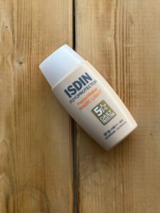 ضدآفتاب رنگی فیوژن واتر مجیک ایزدین SPF50 (رنگ لایت)