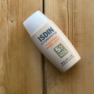 ضدآفتاب رنگی فیوژن واتر مجیک ایزدین SPF50 (رنگ لایت)