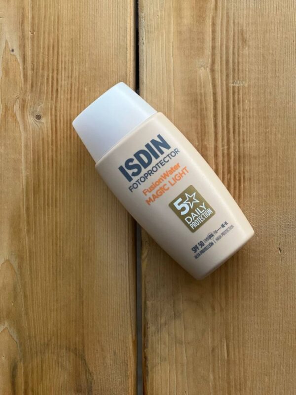 ضدآفتاب رنگی فیوژن واتر مجیک ایزدین SPF50 (رنگ لایت)