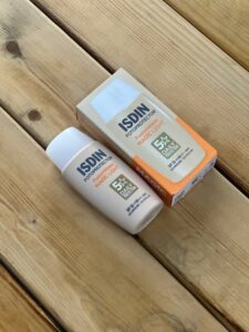 ضدآفتاب رنگی فیوژن واتر مجیک ایزدین SPF50 (رنگ لایت)