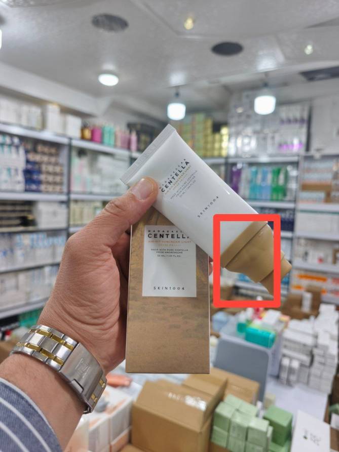 کرم ضدآفتاب سنتلا ایرفیت لایت اسکین 1004 (2) کرم ضدآفتاب سنتلا ایرفیت لایت اسکین 1004